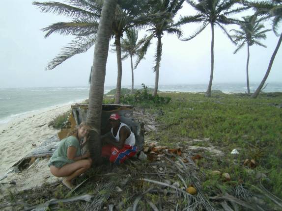 Protegendo-se de tormenta em abrigo improvisado com restos de nave russa em Tobago Cays, no sul de São Vicente e Granadinas, no Caribe